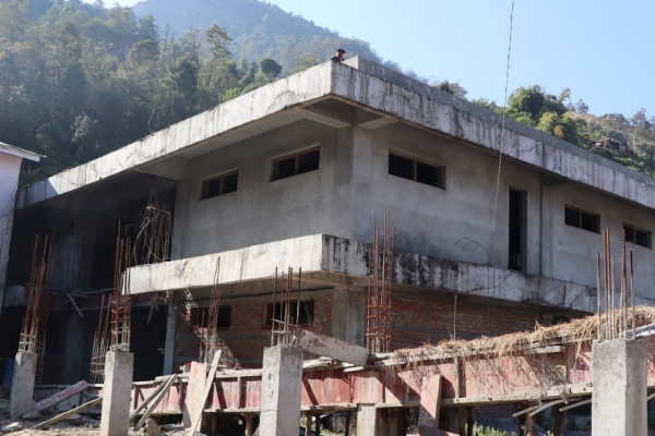 धवलागिरि अस्पताल भवन : तीन पटक म्याद थप्दा पनि आधा मात्र काम